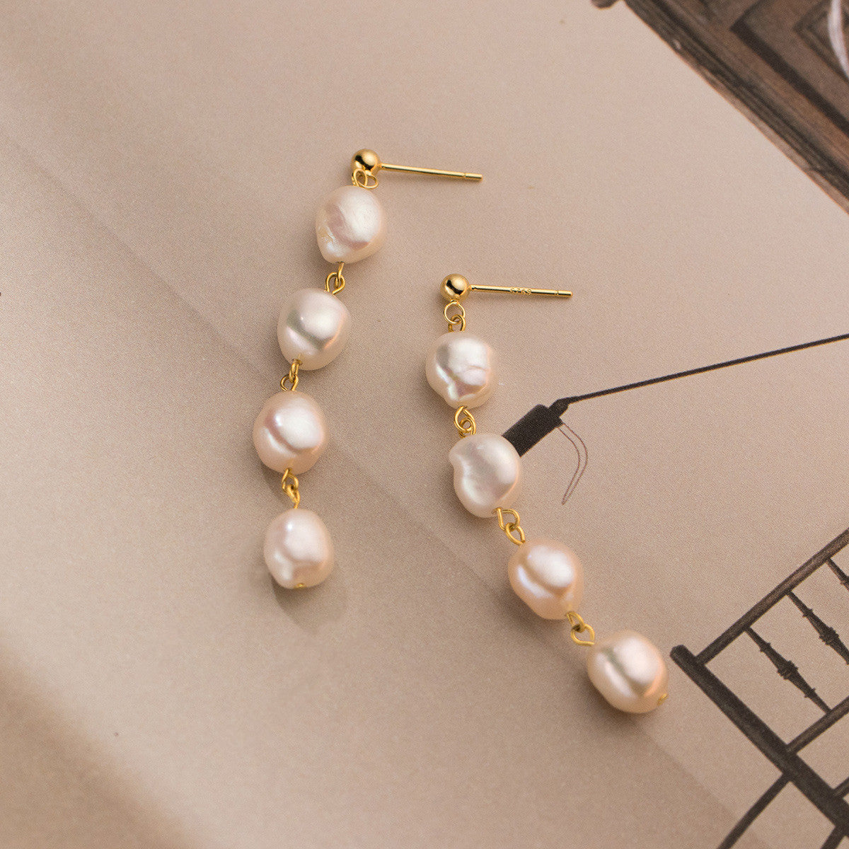 Swing pearl earrings